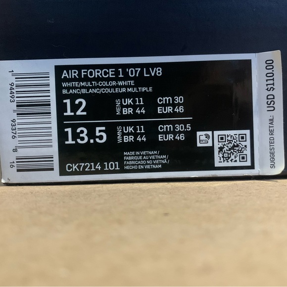 Like brand new hardly wore them. Just looking to sell and get a few extra bucks - Picture 2 of 8